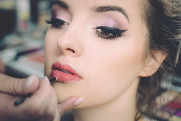 Comment adopter un maquillage lumineux pour des photos de mariage en extérieur?