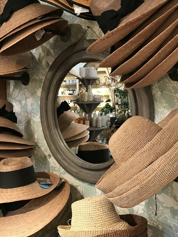 Quels types de chapeaux sont les plus adaptés pour protéger du soleil tout en restant élégante?