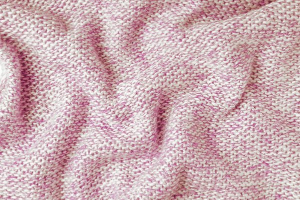 Comment marier un kimono fleuri avec des accessoires modernes pour un look estival?