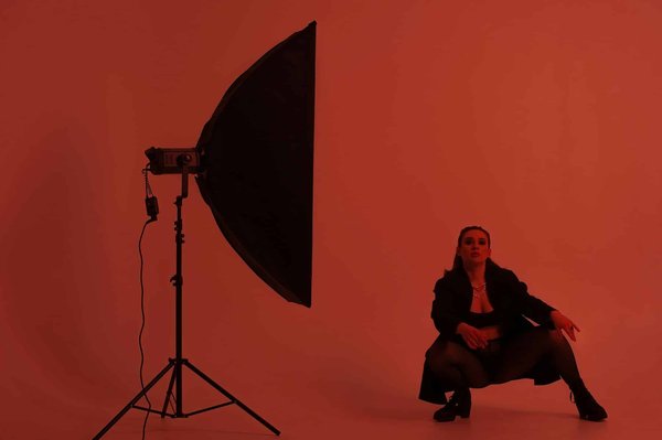 Comment porter des chaussettes résille avec des escarpins pour un look audacieux?