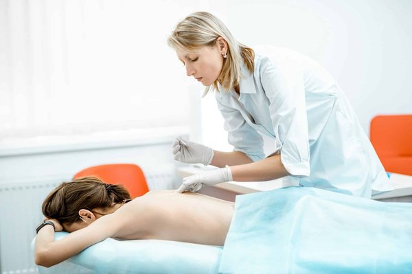 Quels sont les effets de l'acupuncture sur la gestion de la douleur chronique chez les femmes?